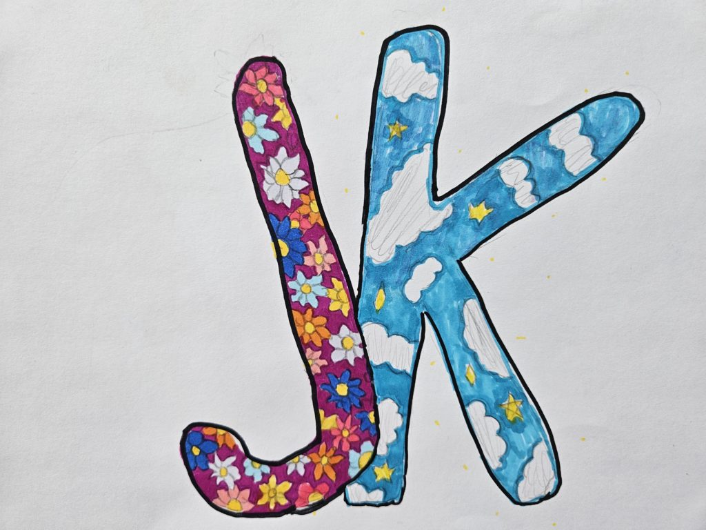 Na pracy dwie z sobą złączone literki: J i K