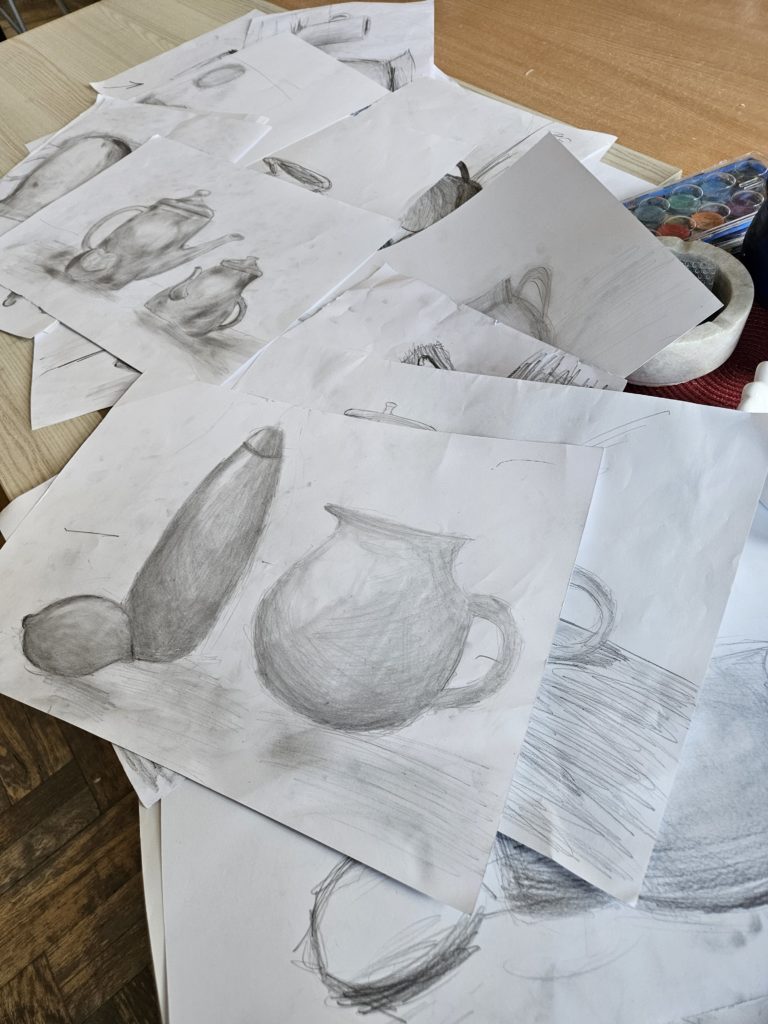 Na zdjęciu widzimy nałożone na siebie prace wielu uczniów