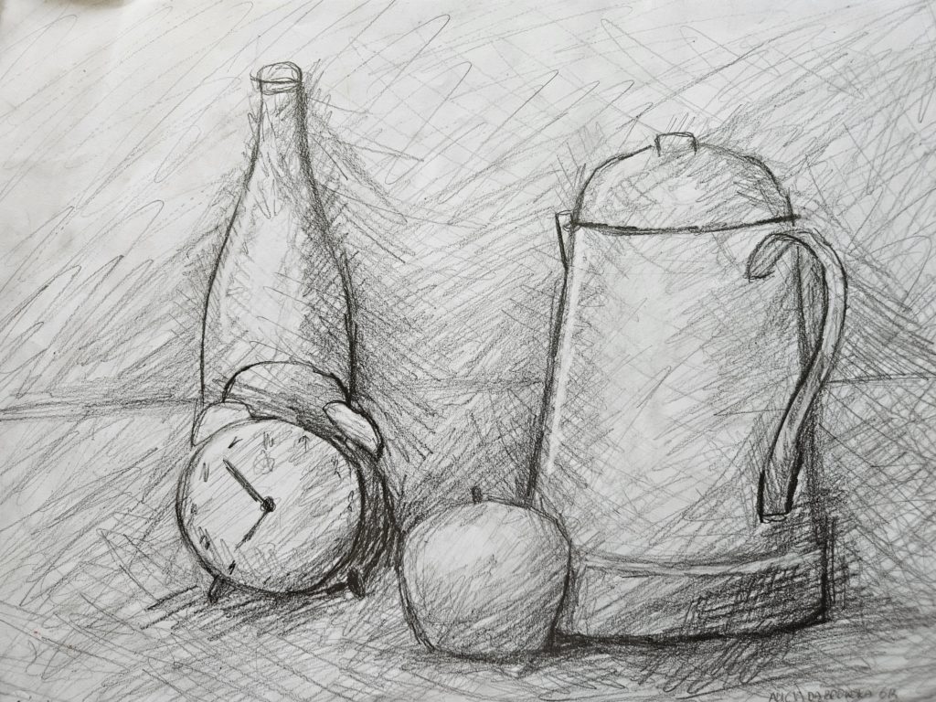 Na pracy widzimy kompozycję brył. Od lewej; budzik, butelkę, jabłko, dzbanek