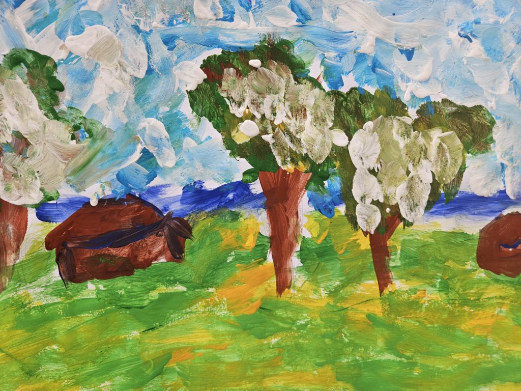 Na pierwszym planie łąka z dwoma drzewkami po prawej i jednym z domkiem po lewej stronie