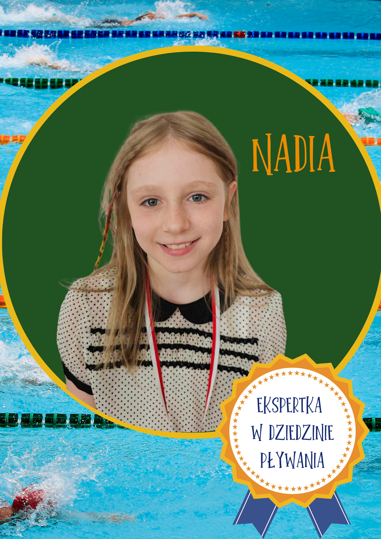 Dziewczynka o blond włosach i jasnej cerze, uśmiecha się do aparatu. Ma na sobie bluzkę w groszki z czarnym kołnierzykiem i zawieszony na szyi medal. Na zielonym tle widnieje napis 'Nadia'. W prawym dolnym rogu znajduje się odznaka z napisem 'Ekspertka w dziedzinie pływania'. W tle – basen z torami pływackimi i pływakami