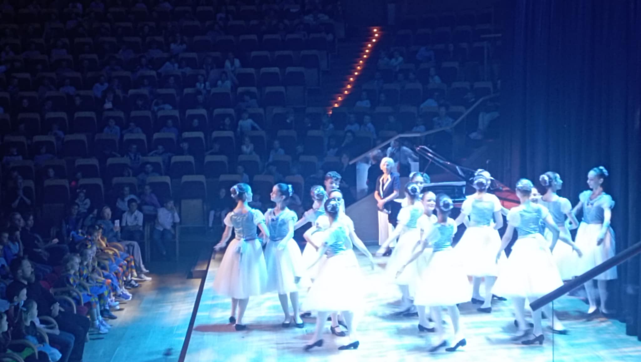 Na scenie Filharmonii Bałtyckiej występuje piętnastoosobowa grupa baletmistrzów ze szkoły baletowej. W tle akompaniament fortepianu.