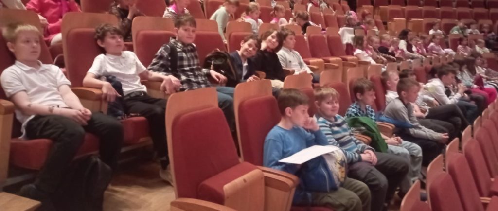 W sali koncertowej Filharmonii Bałtyckiej na krzesłach w wielu sektorach zasiadają młodzi widzowie wraz nauczycielami.