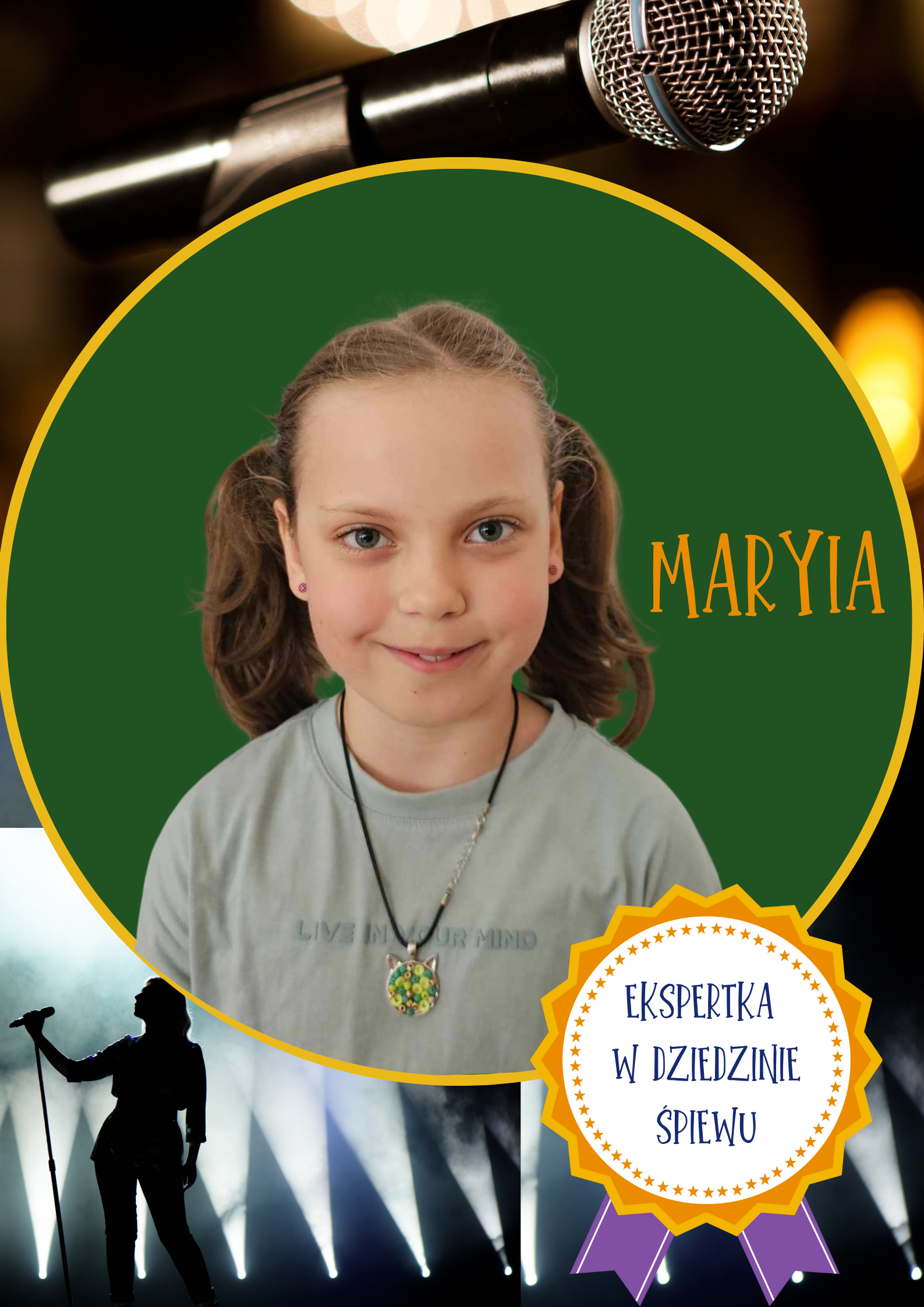 Dziewczynka o jasnobrązowych włosach uśmiecha się do aparatu. Ma na sobie szarą bluzkę i okrągły wisiorek. Na zielonym tle widnieje napis 'Maryia'. W prawym dolnym rogu znajduje się odznaka z napisem 'Ekspertka w dziedzinie śpiewu'. 