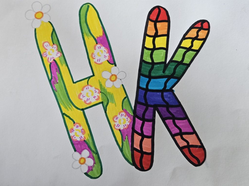 Na pracy narysowane są połączone z sobą dwie literki H i K