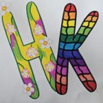 Na pracy narysowane są połączone z sobą dwie literki H i K