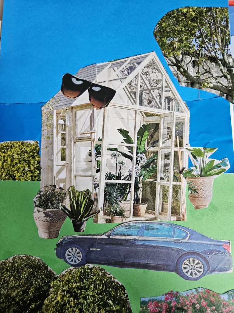 Na pracy widzimy usadowiony w zieleni, budynek z okularami na dachu. Przed  budynkiem stoi granatowe auto