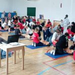 W sali gimnastycznej na podłodze leżą 3 rzędy fantomów przy nich klęczą po 2 lub 3 osoby. Jedna z osób wykonuje na fantomie masaż serca. Na pierwszym planie stolik z laptopem i rzutnikiem. W tle wyjście z sali.