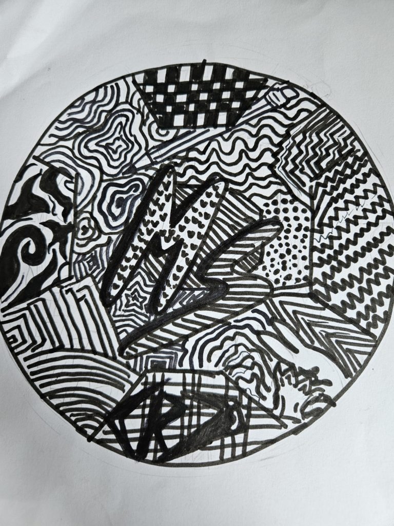 W konturze koła kombinacja czarnych linii i plam