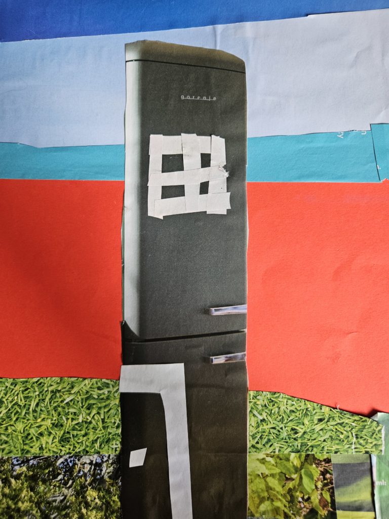 Na tle kolorowych pasów budynek inspirowany kształtem lodówki