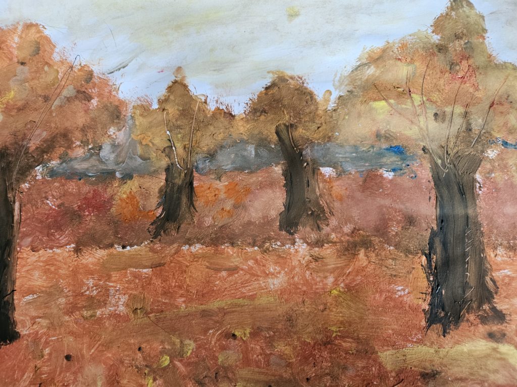 Praca przedstawia krajobraz jesienny z polaną na ktorej stoją pojedyncze drzewa. Calość w barwach jesiennych