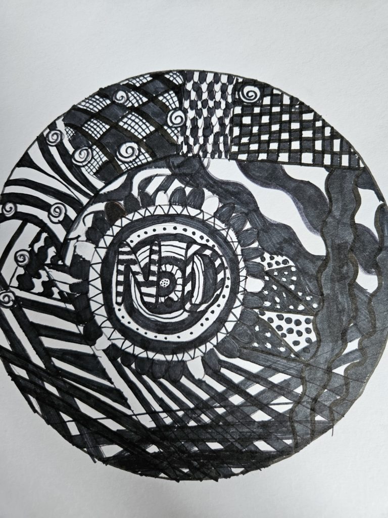 W konturze koła kombinacja czarnych linii i plam