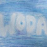 Na rysunku pastelowy wyraz  "Woda"