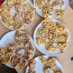 Na 4 talerzach leżą rozłożone cynamonki