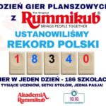 Grafika informacyjna z napisem: "Dzień gier planszowych z Rummikub, ustanowiliśmy rekord Polski 18340 gier w jeden dzień - 186 szkołach. Tysiące uczniów, setki stołów, jedna pasja! Akademia Rummikub"