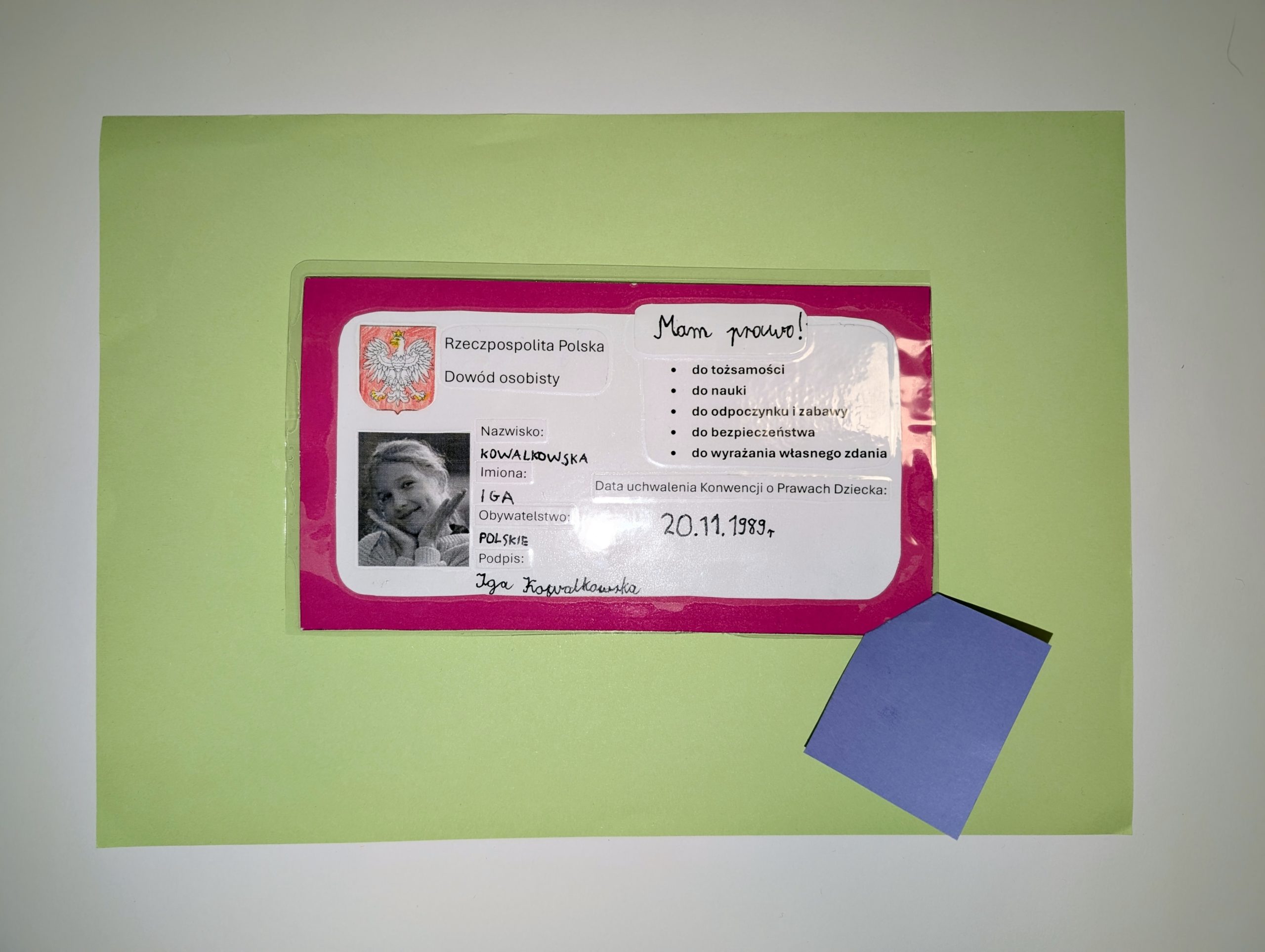 „Zakładka do książki przypominająca wyglądem dowód osobisty. Na zakładce jest napisane: Rzeczpospolita Polska Dowód osobisty Mam prawo do tożsamości do nauki do odpoczynku i zabawy do bezpieczeństwa do wyrażania własnego zdania Data uchwalenia Konwencji o prawach dziecka 20.11.1989 r. Nazwisko: Kowalkowska Imiona: iGA Obywatelsko POLSKIE Podpis: Iga Kowalkowska