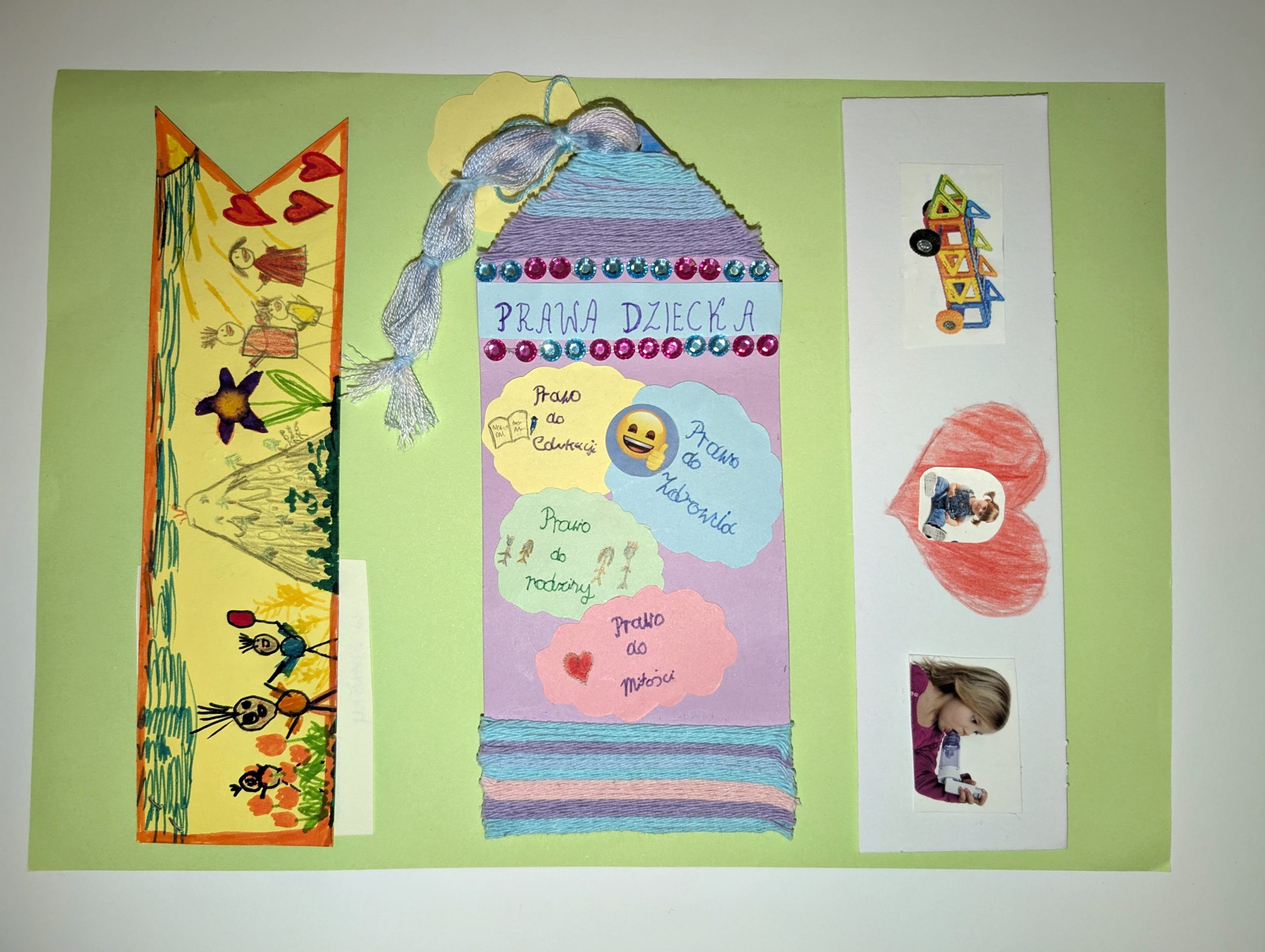 Trzy kolorowe zakładki do książek wykonane przez dzieci, umieszczone na jasnozielonym tle. Po lewej – zakładka w żółtych barwach z rysunkami osób, serc, kwiatów i słońca. W środku – zakładka z kolorowego papieru z przyklejonymi kształtami, brokatem, włóczkowym chwostem i napisem „Prawa Dziecka”; na chmurkach wypisane różne prawa, m.in. do rodziny, miłości i edukacji. Po prawej – biała zakładka ozdobiona naklejkami, czerwonym sercem i zdjęciami przedstawiającymi dzieci podczas zabawy.