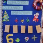 Ozdobiona tablica z napisem Matematyczny Kalendarz Adwentowy Oraz pięcioma torebkami z zapisanymi klasami gdzie będą wkładane zadania.