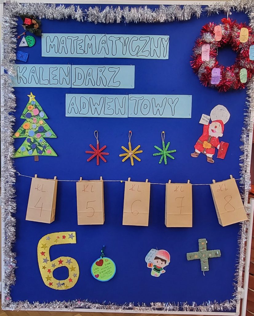 Ozdobiona tablica z napisem Matematyczny Kalendarz Adwentowy Oraz pięcioma torebkami z zapisanymi klasami gdzie będą wkładane zadania.