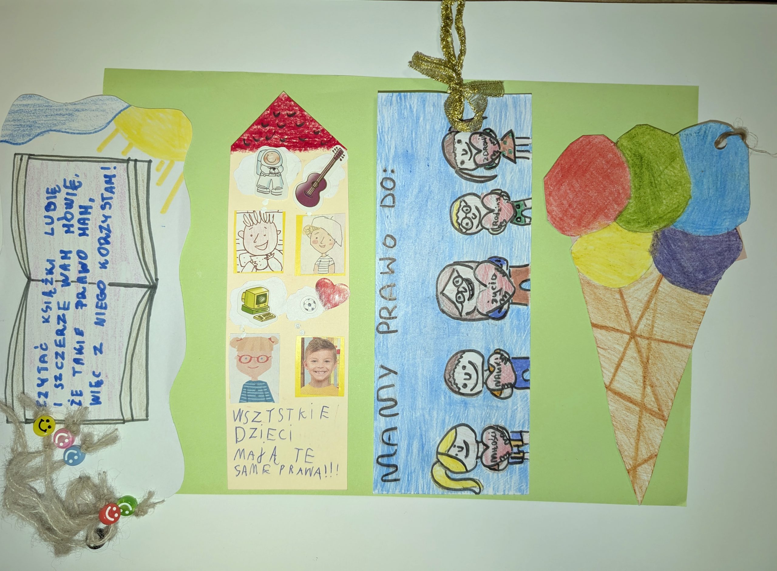 Cztery zakładki wykonane przez dzieci, ułożone na jasnozielonym tle. Po lewej – duża zakładka z rysunkiem półki z książkami i włóczkowym sznurkiem zakończonym koralikami z buźkami. Obok – zakładka w kształcie domku z czerwonym dachem, ozdobiona naklejkami z rysunkami dzieci, przedmiotów oraz zdjęciem uśmiechniętego dziecka; na dole napis „Wszystkie dzieci mają te same prawa!!!”. Dalej – zakładka z niebieskim tłem i narysowanymi postaciami przedstawiającymi różne osoby trzymające się za ręce; widoczny napis „Mamy prawo do:”. Po prawej – zakładka w kształcie lodów w waflu, pokolorowana na intensywne barwy.