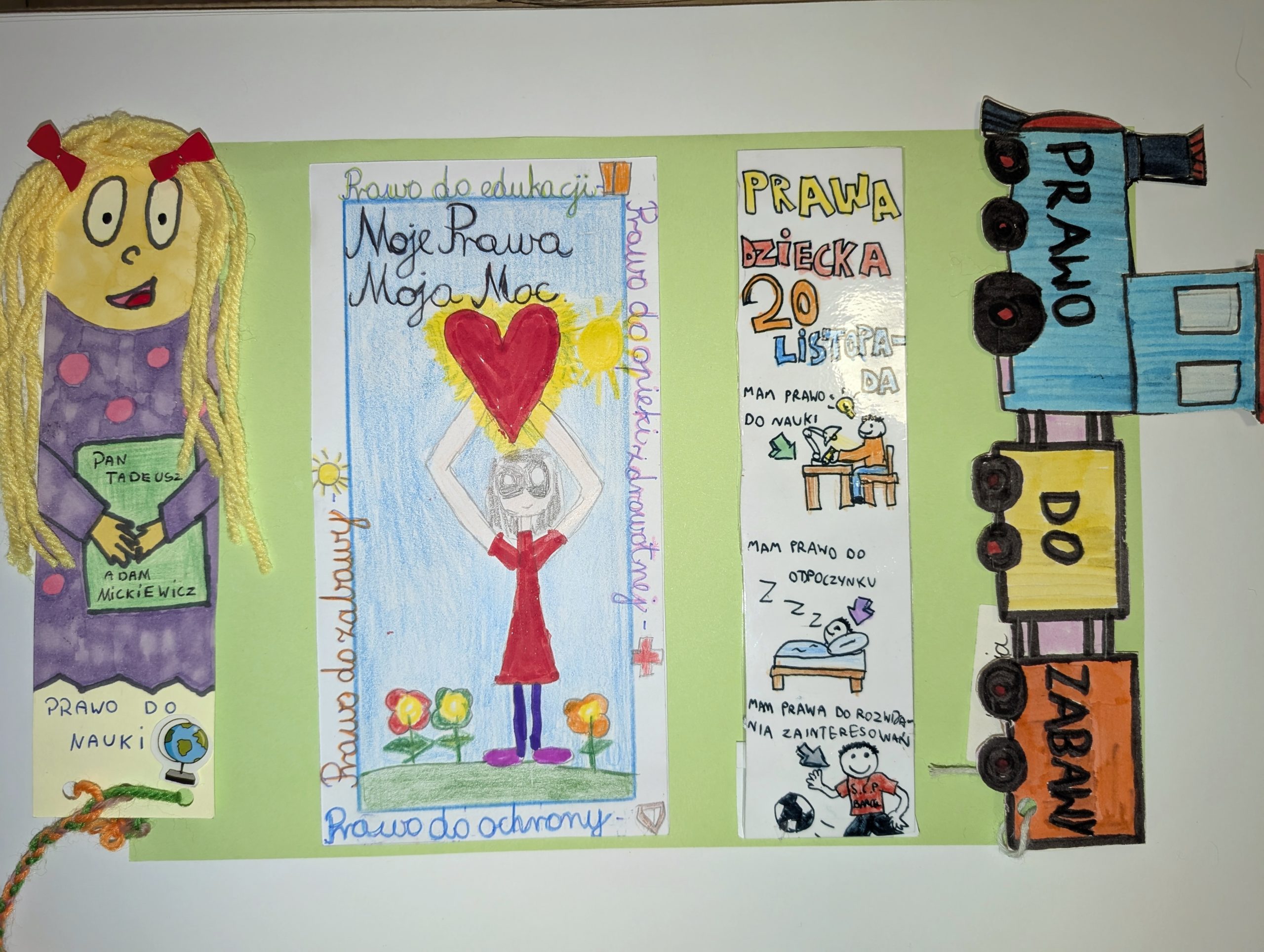 Cztery zakładki do książek wykonane przez dzieci, pokazane na jasnozielonym tle. Po lewej – zakładka w kształcie postaci dziewczynki z włosami z żółtej włóczki, trzymającej książkę; poniżej napis „Prawo do nauki”. W środku – pastelowo kolorowana zakładka z rysunkiem dziecka podnoszącego czerwone serce, otoczonego kwiatami; wokół wypisane różne prawa dziecka. Obok – wąska zakładka z napisami „Prawa dziecka 20 listopada”, prostymi rysunkami dzieci i symbolami praw, takimi jak prawo do nauki czy odpoczynku. Po prawej – zakładka w formie pociągu składającego się z lokomotywy i wagoników z napisami „Prawo do zabawy