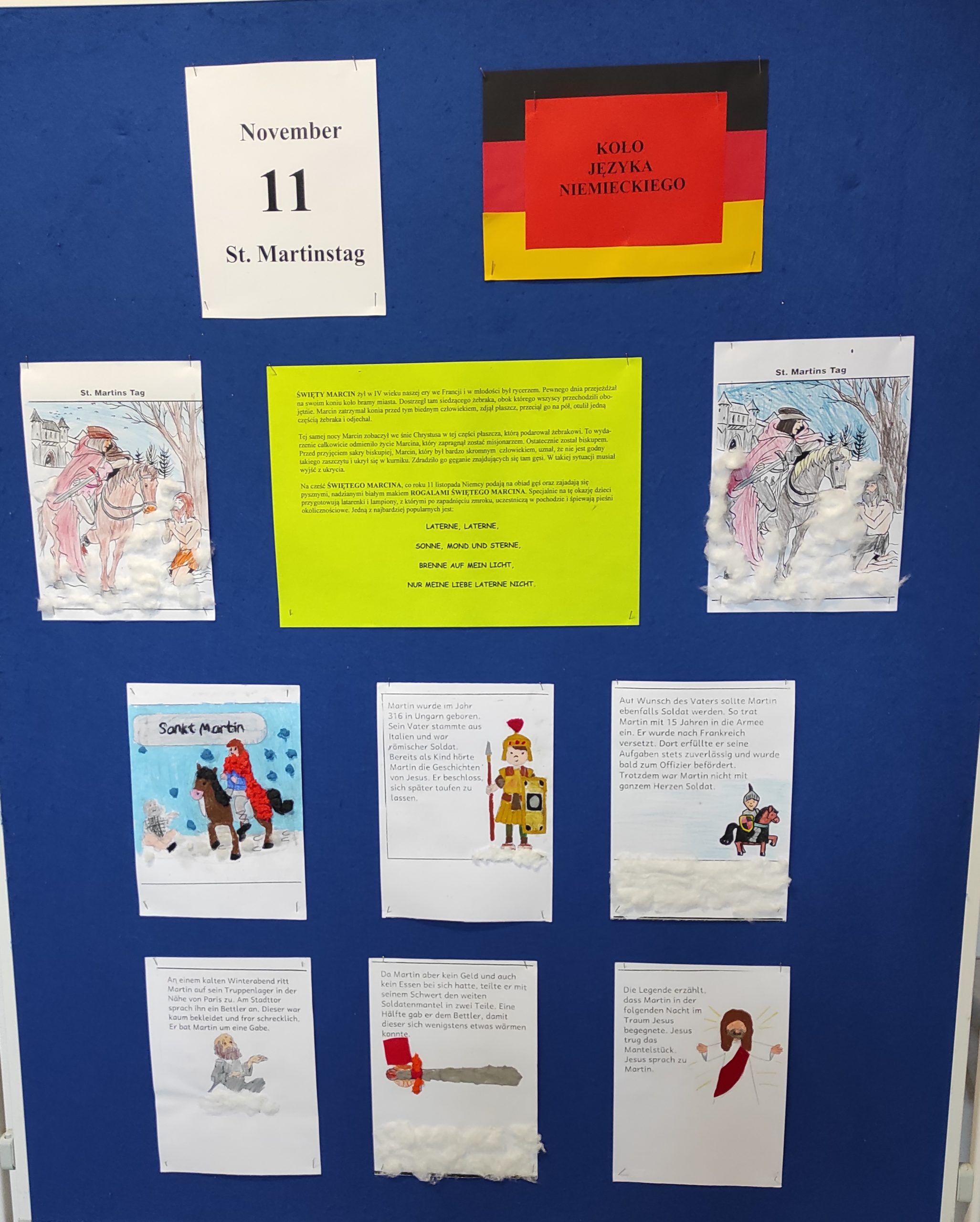 Tablica, do której przyczepione są kartki z napisami i rysunkami.