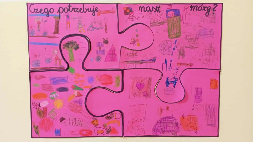 Na ścianie korytarza wisi plakat w kształcie puzzli na temat mózgu