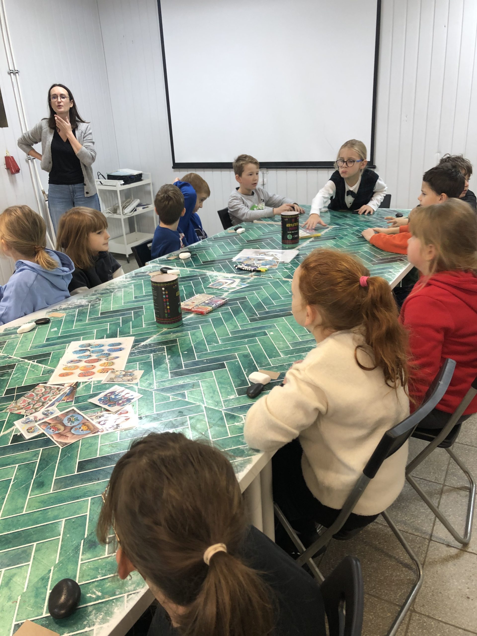 Grupa 20 uczniów prezentuje wykonane prace.