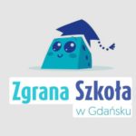  Logo przedstawiające uśmiechnięty, turkusowy pionek do gry planszowej z dużymi oczami i ciemnoniebieską czapką absolwencką. Pod nim znajduje się napis „Zgrana Szkoła w Gdańsku” w odcieniach turkusu i granatu.