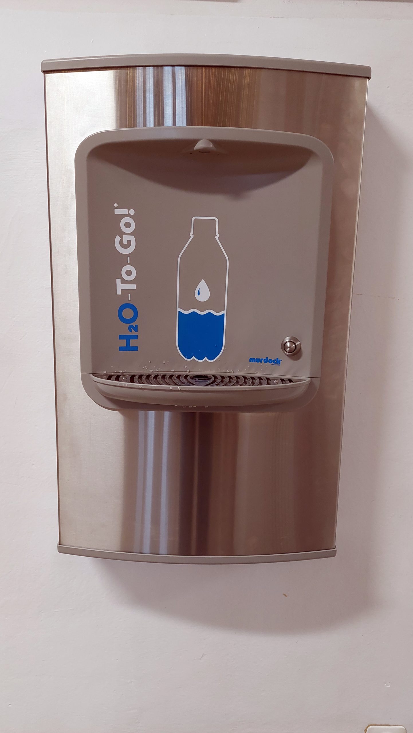 Źródełko wody pitnej. Na obrazku butelka na wodę i tekst „H2O-To-Go! 