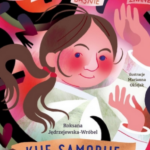 Okładka trzeciej lektury Wielkiego Maratonu Czytelniczego. Autor: Roksana Jędrzejewska-Wróbel, tytuł: „Kije samobije”. W części centralnej wizerunek twarzy dziewczynki, bohaterki książki