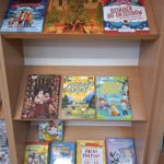 Regał biblioteczny, na którym znajdują się książkowe nowości wydawnicze zakupione do biblioteki szkolnej.