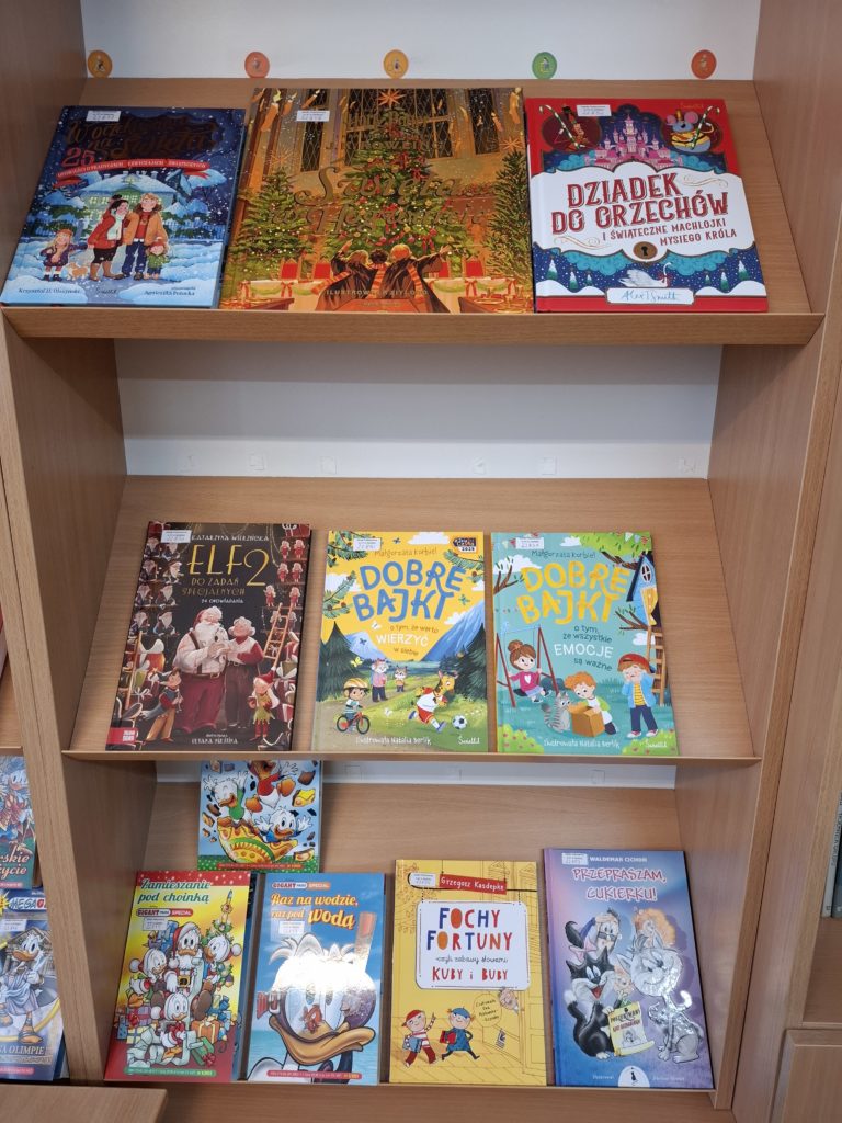 Regał biblioteczny, na którym znajdują się książkowe nowości wydawnicze zakupione do biblioteki szkolnej.