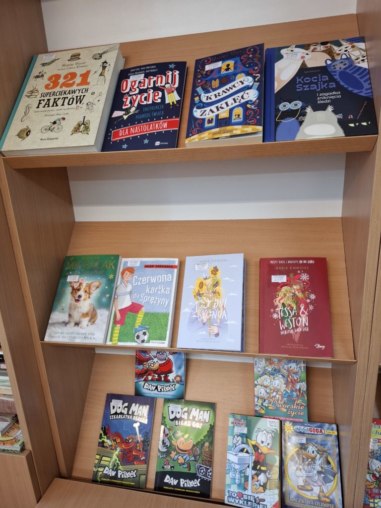Regał biblioteczny, na którym znajdują się książkowe nowości wydawnicze zakupione do biblioteki szkolnej.