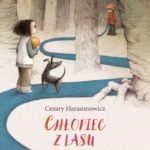 Okładka czwartej lektury Wielkiego Maratonu Czytelniczego. Cezary Harasimowicz Tytuł: „Chłopiec z lasu". W części centralnej widoczne pnie drzew między którymi wije się niebieska ścieżka łącząca bohaterów książki.