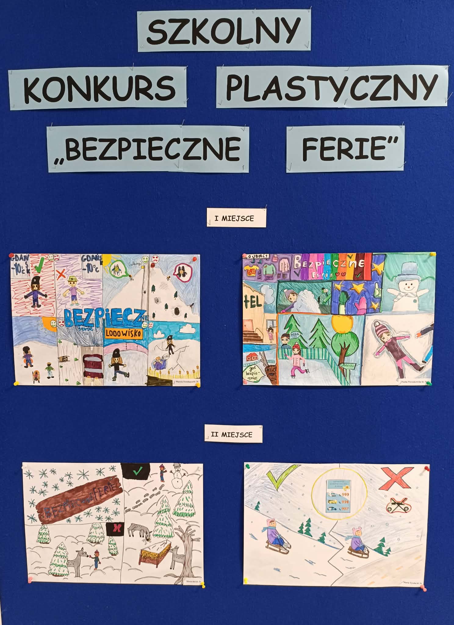  Tablica szkolna z napisem „Szkolny Konkurs Plastyczny – Bezpieczne Ferie”. Na niebieskim tle przypięte są prace plastyczne uczniów klas I–III. Widoczne rysunki przedstawiają bezpieczne zachowania podczas ferii zimowych, m.in. zabawę na śniegu, lodowisku i podczas jazdy na sankach.