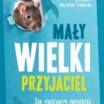 Okładka trzeciej lektury Wielkiego Maratonu Czytelniczego. Elżbieta Zubrzycka Tytuł: „Mały wielki przyjaciel. Jak pokochałem zwierzątko, którego nikt nie lubił ”. W części centralnej tytuł książki. w górnym lewym rogu wizerunek myszki - bohaterki książki.