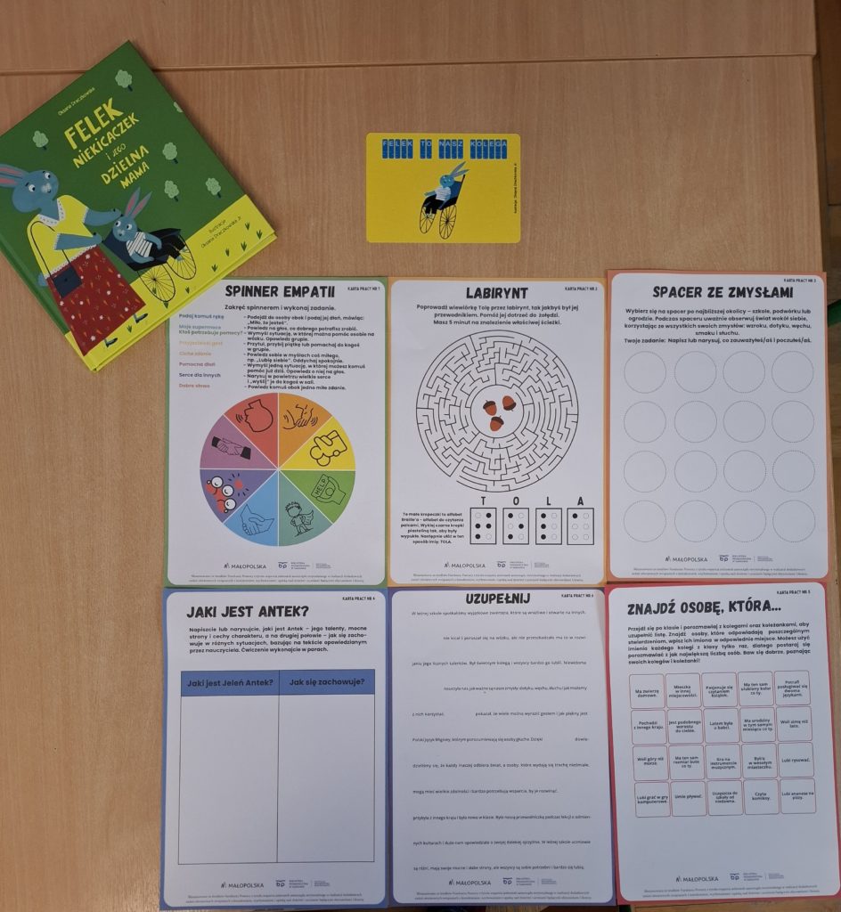 Książka Oksany Draczkowskiej „Felek Niekicaczek i jego dzielna Mama” z sześcioma kartami pracy wspierającymi rozmowy o empatii i budowaniu wspólnoty wraz z 6 kartami pracy