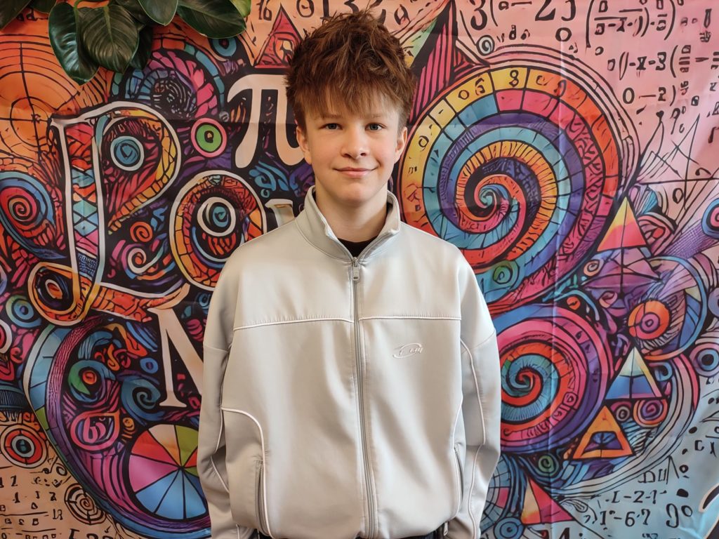 Portret Ignacego Jakubowskiego, laureata matematycznego, na tle kolorowych spiral i symboli naukowych. 