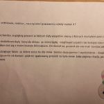 Biała kartka papieru z wydrukowanym tekstem podziękowania podpisanym imieniem Adam. Drodzy uczniowie, rodzice, nauczyciele i pracownicy szkoły numer 47Dziękuję bardzo za piękny prezent, w którym były wszystkie rzeczy, o których marzyłem pod choinkę. Jeszcze dodatkowo były bony do sklepu za które będę mógł kupić za jakiś czas kolejne rzeczy. Bonami podzieliłem też się z moim bratem bliźniakiem. On dostał też prezent, ale nie miał bonów jak ja. Bardzo dziękuję Wam za dobre serce to dla mnie bardzo duża pomoc i wyróżnienie. Dziękuję też za piękne życzenia na kartce i pięknie spakowany prezent to była mnie taka piękna chwila jak dostałem ten prezent. Adam