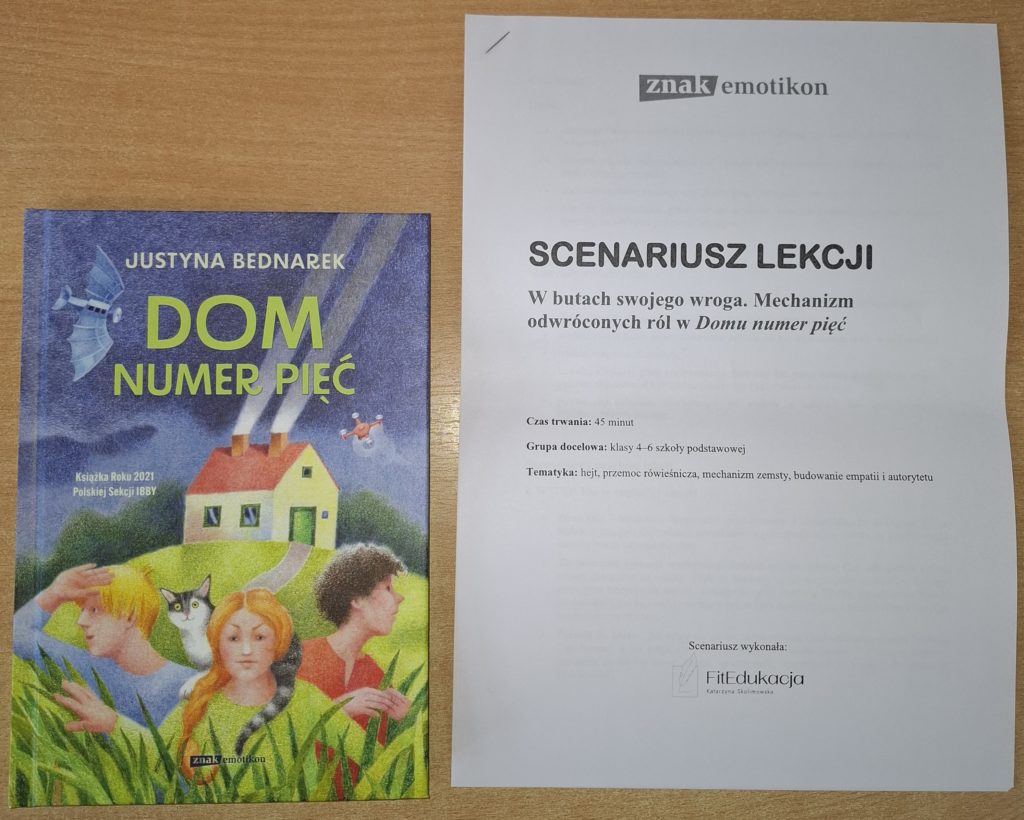 Książka Justyny Bednarek „Dom numer pięć” ze scenariuszem lekcji poruszającym tematykę hejtu, przemocy rówieśniczej, mechanizmów zemsty, budowania empatii i autorytetu. Przeznaczony jest do realizacji zajęć w klasach 4 - 6 szkoły podstawowej.
