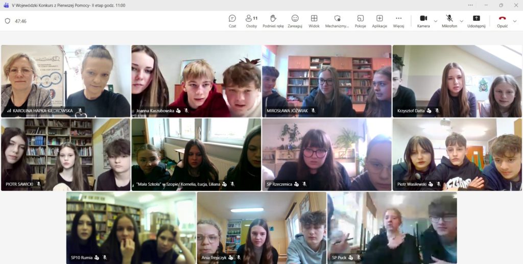 Na jasnym tle okna aplikacji Teams widok z 11 kamer. W każdym okienku przed komputerem siedzi drużyna składająca się trzech zawodników. W lewym górnym rogu organizatorka konkursu na tle plakatu „NAJWIECEJ POMOCY JEST W PIERWSZEJ POMOCY”.