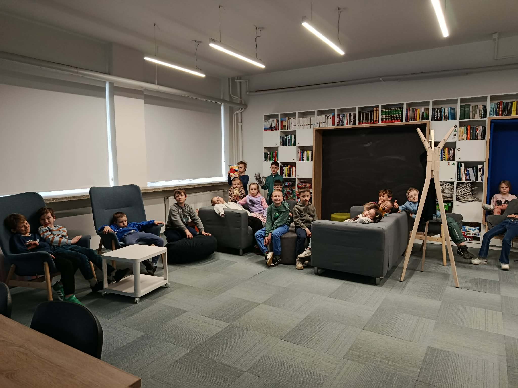 W komfortowej sali warsztatowej Biblioteki Chełm na sofach odpoczywają uczniowie klasy 1c.