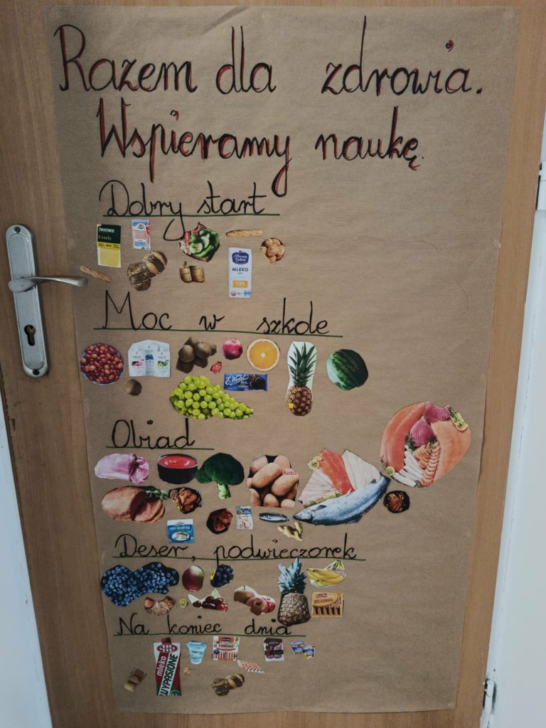 Na drzwiach do świetlicy szkolnej kolorowy plakat pod hasłem „Razem dla zdrowia. Wspieramy naukę”