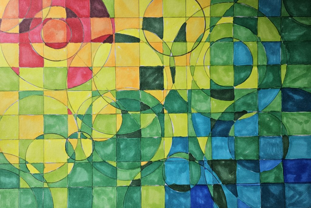 raca przedstawia geometryczną kompozycje z kół, łuków i linii. Na wykreślona kompozycję ołówkiem dodany jest wielokolorowy rysunek mazakami