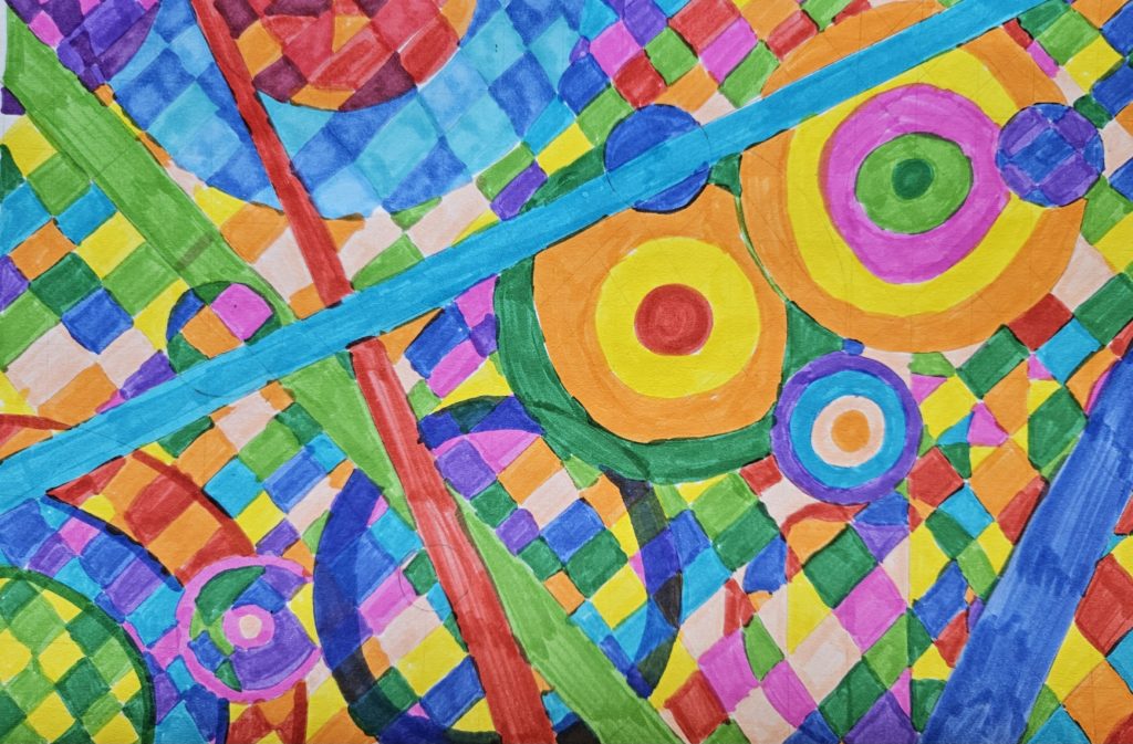 raca przedstawia geometryczną kompozycje z kół, łuków i linii. Na wykreślona kompozycję ołówkiem dodany jest wielokolorowy rysunek mazakami