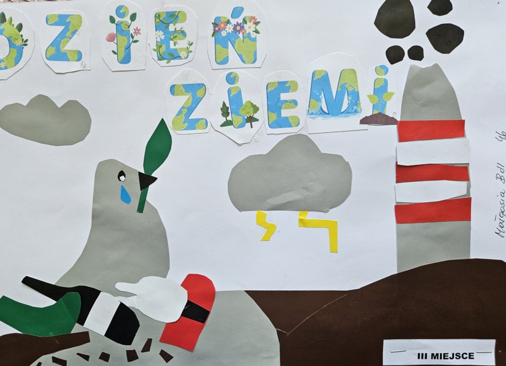 Praca przedstawia zwały śmieci, z których z prawej strony wystaje kopcący czarnym dymem komin. Po lewej stronie za porzucanymi butelkami wystaje ptaszek, który w dziobku trzyma zielony listek