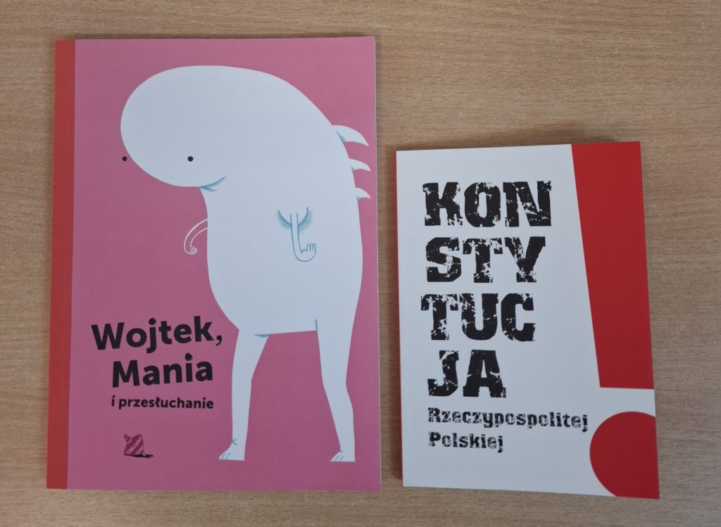 Okładki książek: Konstytucja Rzeczypospolitej oraz "Wojtek, Mania i przesłuchania.