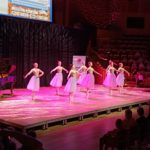 Na scenie Filharmonii Bałtyckiej występuje grupa baletnic ze szkoły baletowej. W tle akompaniament fortepianu.