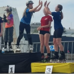 Młodzi rolkarze stoją na podium podczas ceremonii wręczenia nagród, świętując sukcesy w zawodach